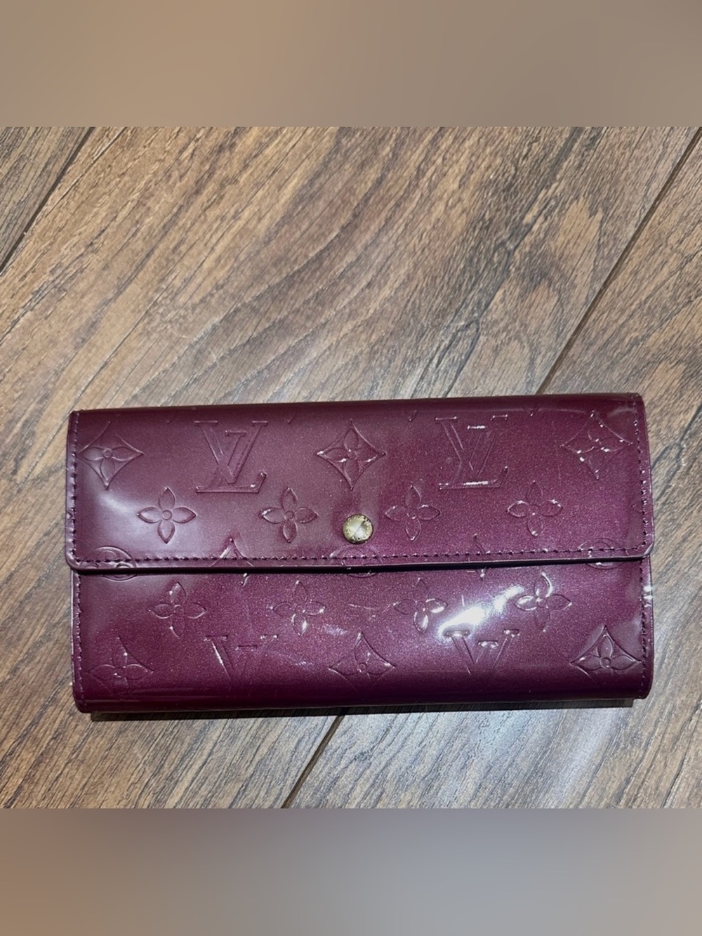 AUTHENTIC Louis Vuitton Vernis Sarah Wallet. Purple.